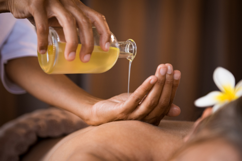 Aromaölmassage – entspannende Wellnessmassage mit ätherischen Ölen