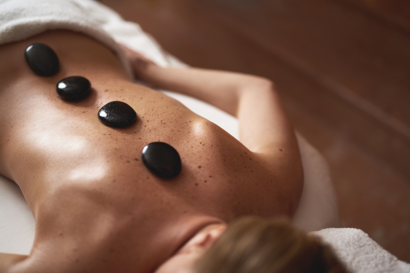 Hot-Stone-Massage – wärmende Wellnessmassage mit heißen Basaltsteinen